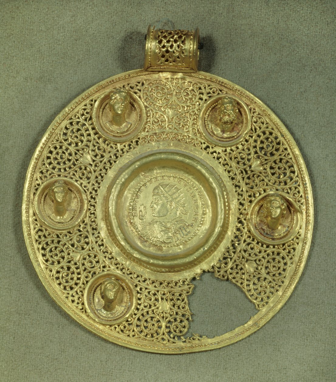 Médaillon circulaire en or : solidus de Constantin Ier le Grand (270-337 ap. J.-C.) frappé à Sirmium en 321 ap. J.-C., dans un cadre en opus interrasile, orné de 5 bustes en relief. 4e siècle ap. J.-C. Paris, Musée du Louvre - Byzantine