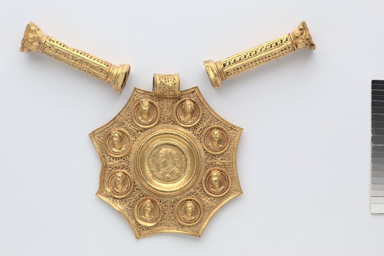 Pendentif octogonal et deux entretoises en forme de colonnes corinthiennes, 324-326 - Byzantine