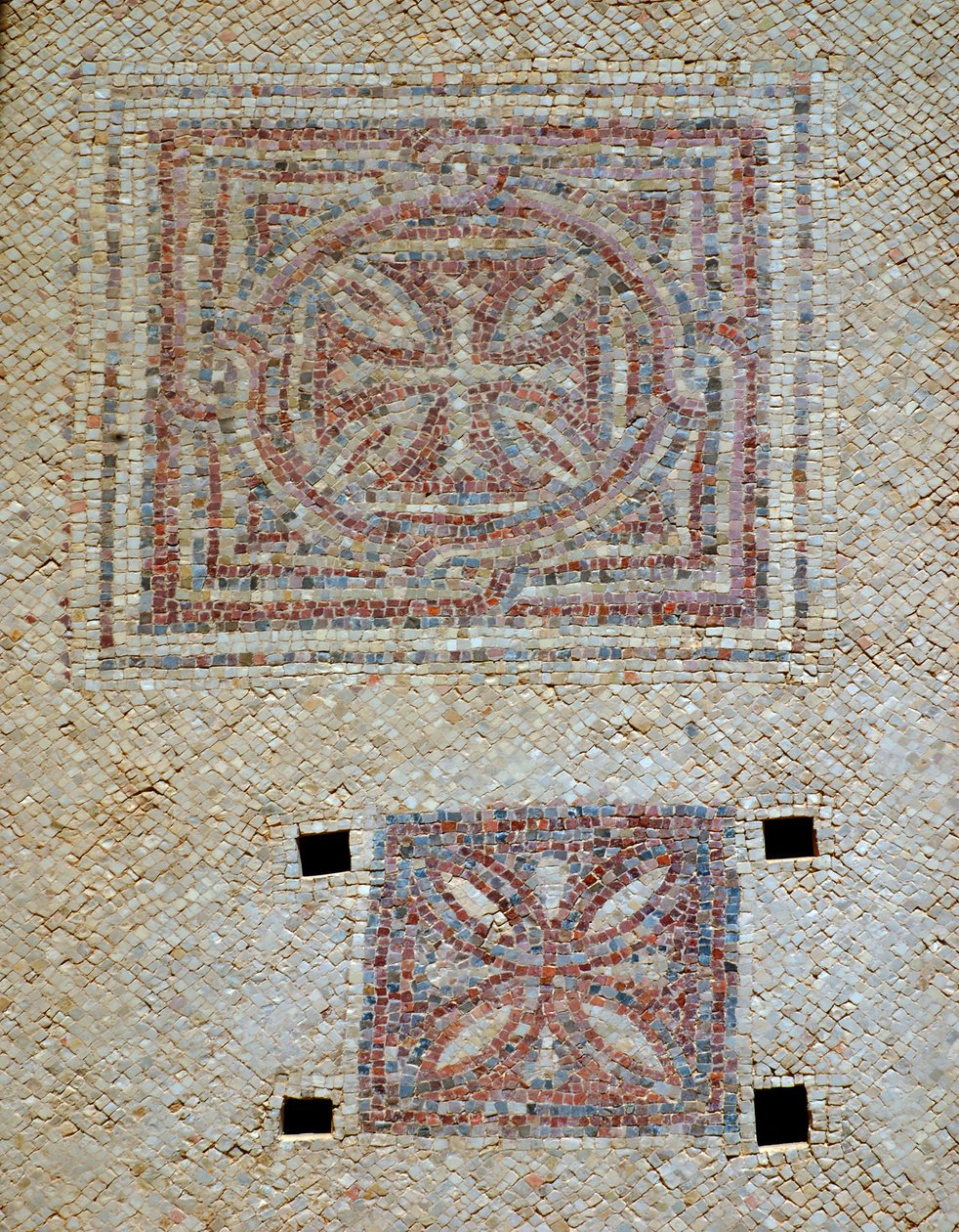 Détail de croix du sol en mosaïque de l