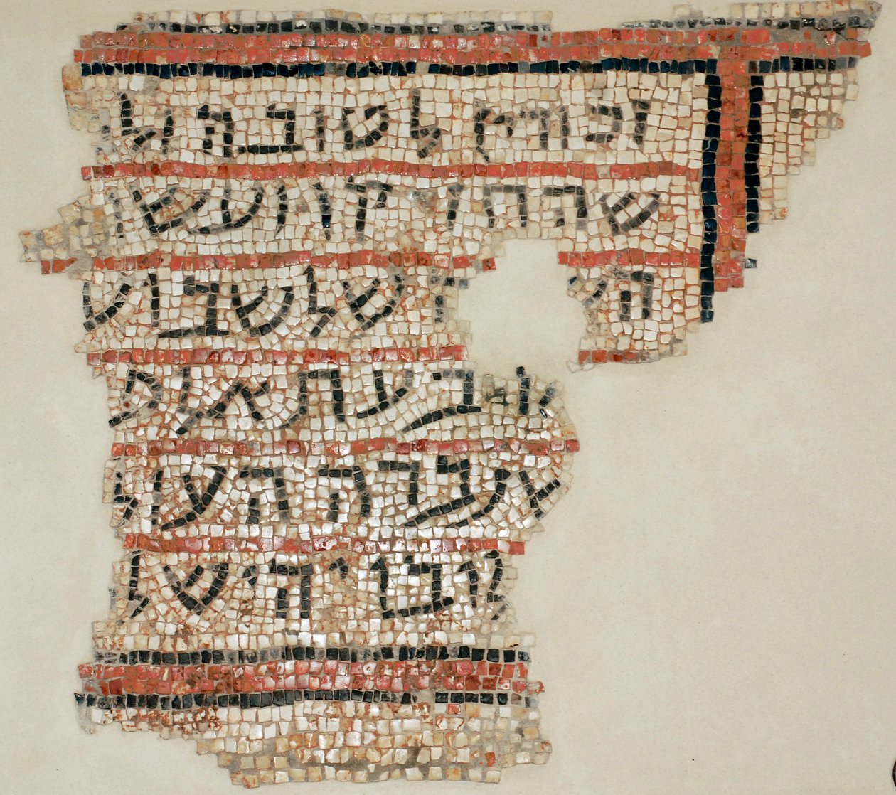 Inscription honorant le donateur Rabbi Isai et Rabbi Yohannan le Scribe de la synagogue de Susya près d