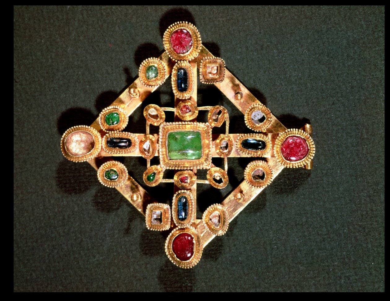 Broche en forme de croix grecque (or et pierres précieuses) - Byzantine School