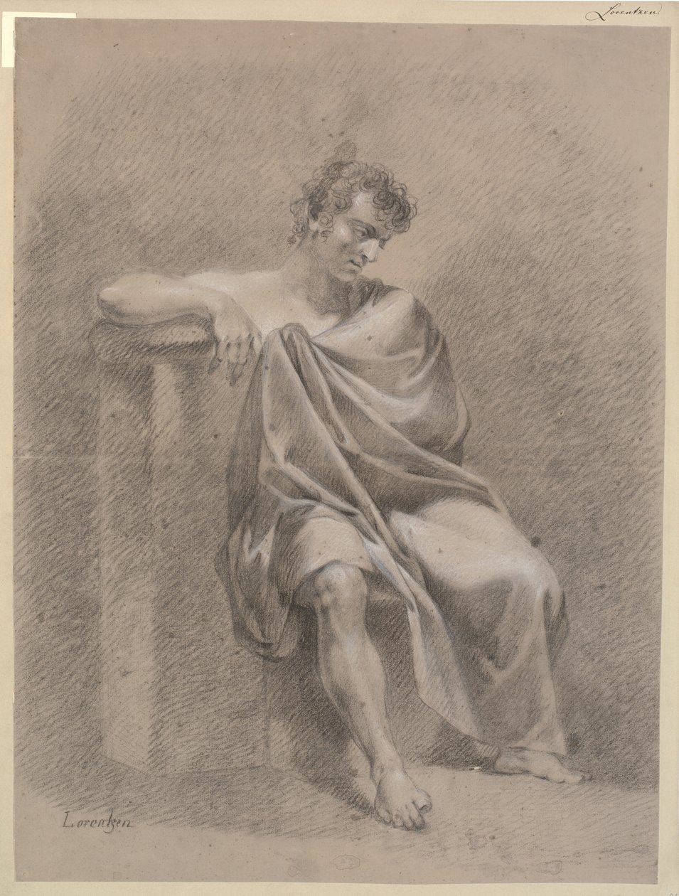 Modèle assis en drapé. Assis sur un socle bas et reposant le bras droit sur un socle haut - C.A. Lorentzen