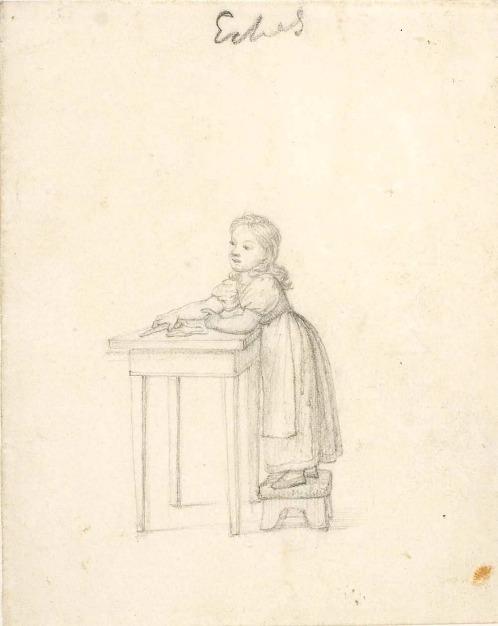 Petite fille debout sur un tabouret près d