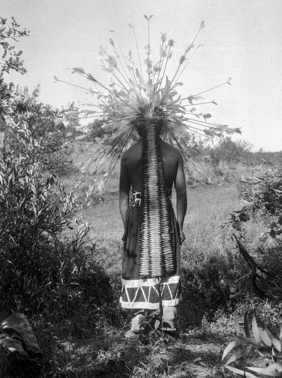 Peuple amérindien et maison ronde tribale et tenue cérémonielle, Californie - C. Hart Merriam