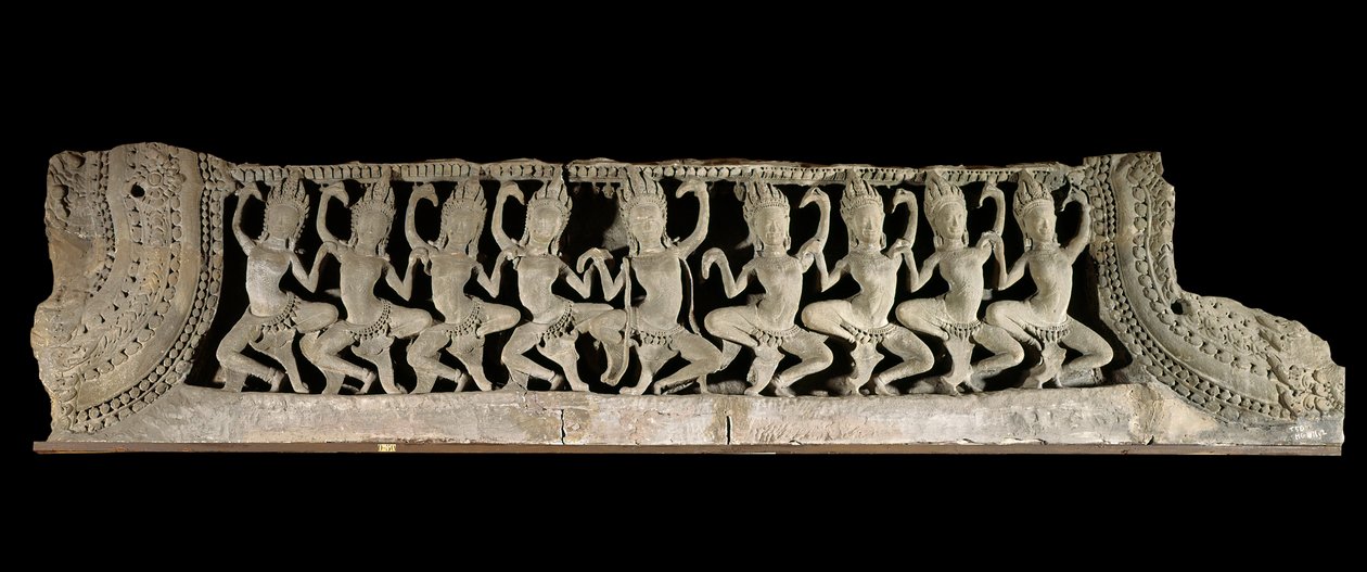 Arts khmers (Extrême-Orient). Registre inférieur du fronton : neuf apsaras dansantes. Bas-relief en grès, fin 12e - début 13e siècle. Style Bayon. Du Cambodge, temple de Bayon. Paris, Musée Guimet - Musée national des Arts asiatiques - Cambodian