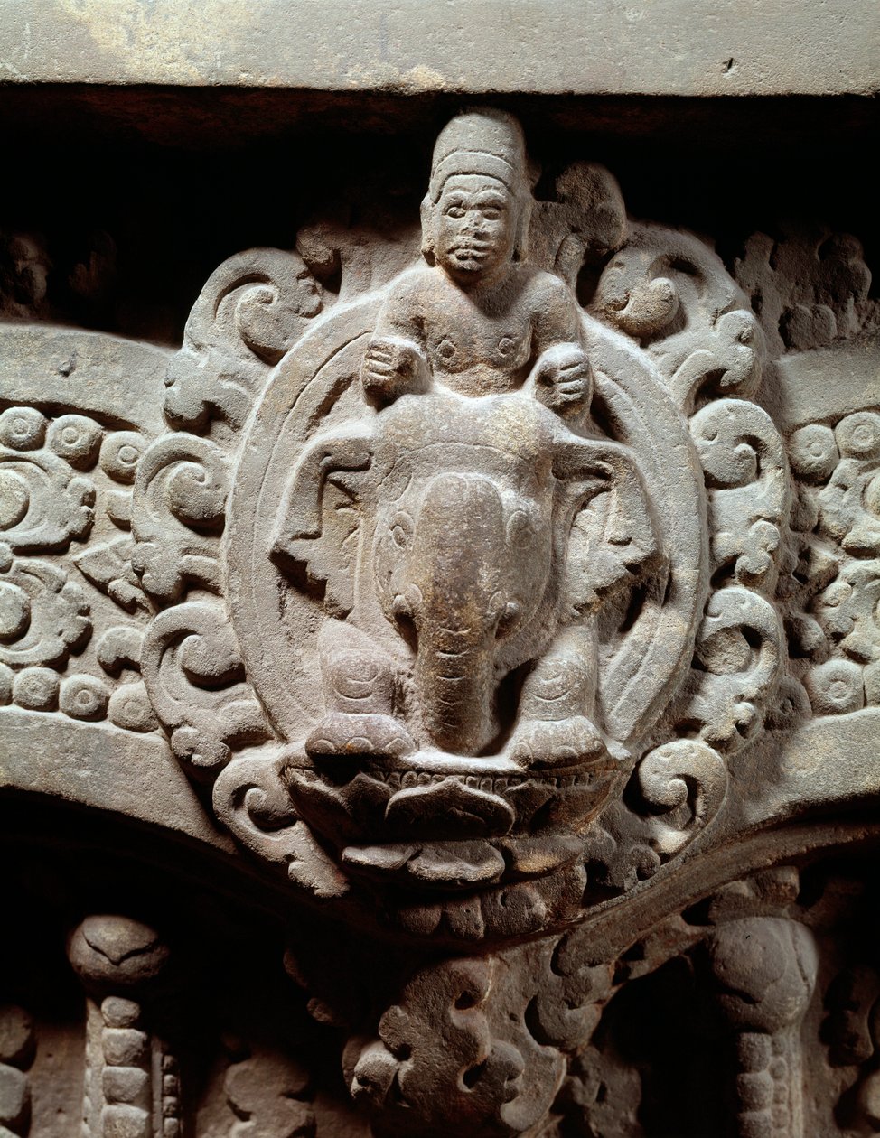 Art khmer : « Le dieu Indra au centre sur Airavana et les Marut, les dieux de la tempête et du vent » Linteau en pierre dans le style de Sambor Prei Kuk (600-650). du Cambodge. Paris, Musée Guimet, Musée national des arts asiatiques - Cambodian