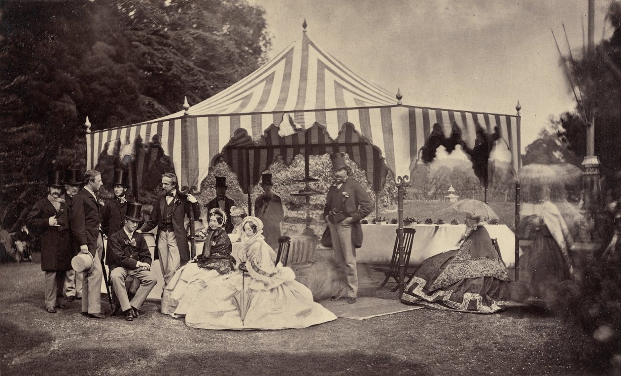 Groupe de personnes bien habillées devant une tente extérieure - Camille Silvy