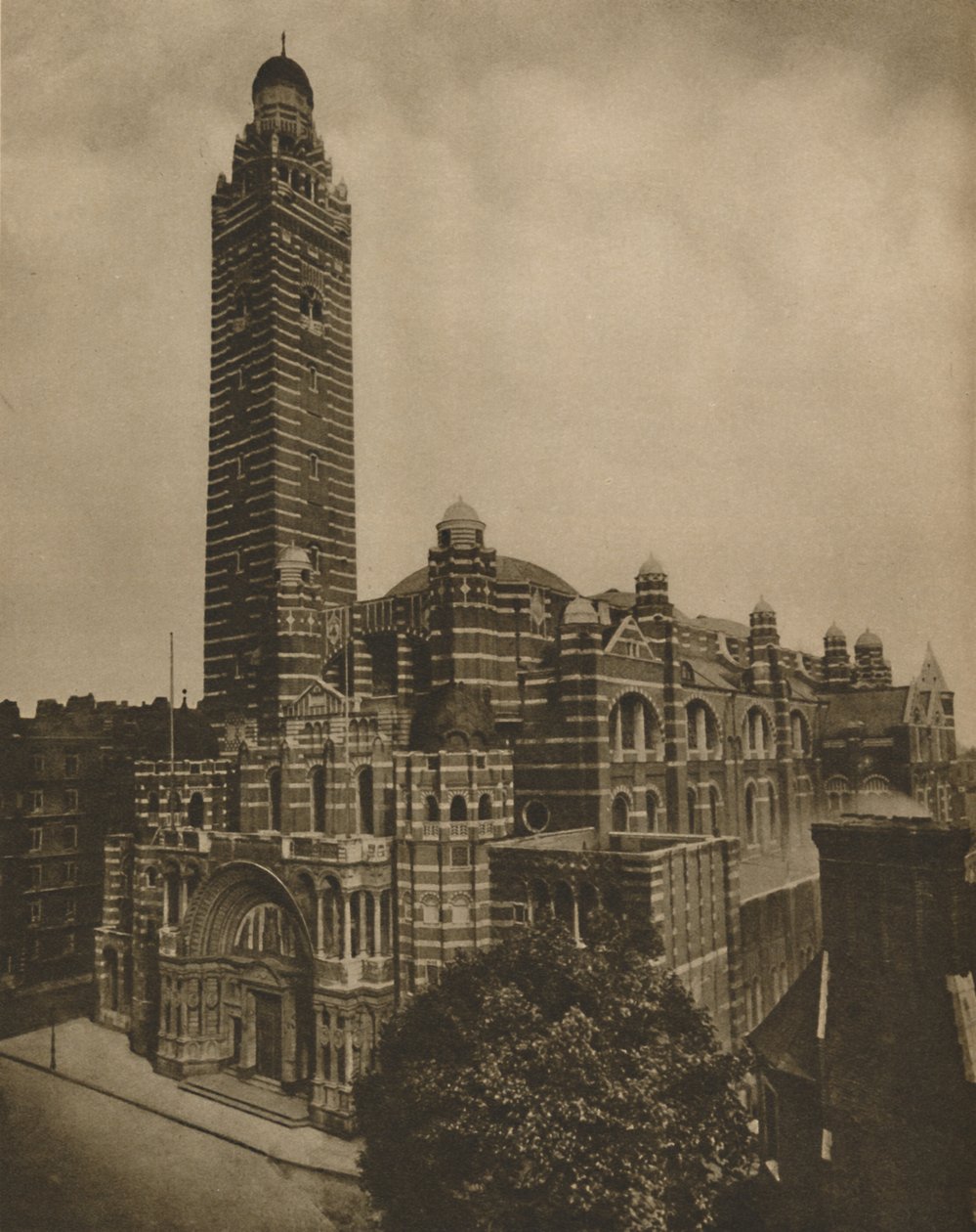 Cathédrale byzantine de Westminster en brique rouge vue depuis Ashley Place, vers 1935 - Campbell
