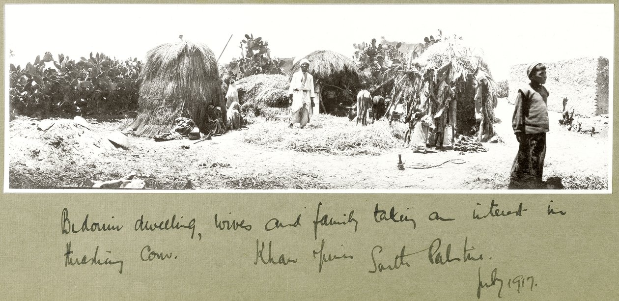 Famille et habitation bédouines, Khan Younis, juillet 1917 - Capt. Arthur Rhodes