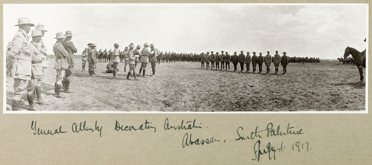 Le général Allenby décorant les troupes australiennes à Abassan, Palestine du Sud, août 1917 - Capt. Arthur Rhodes