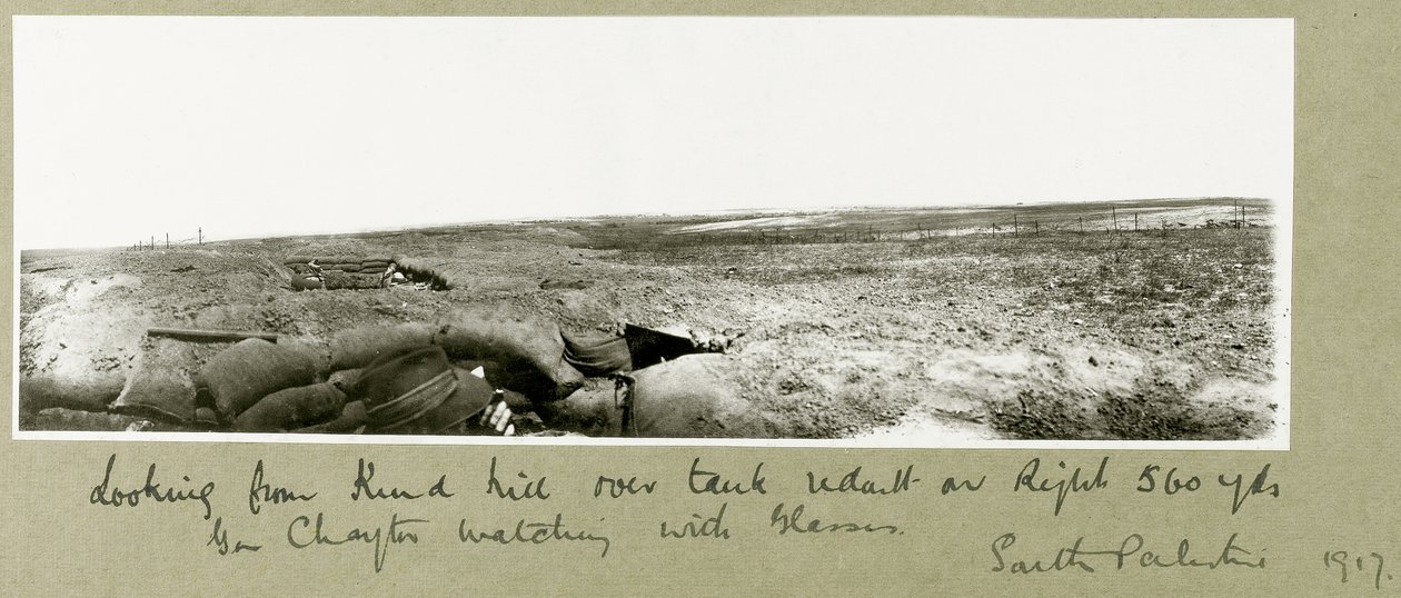Le général Chaytor observant des tranchées avec des jumelles, 1917 - Capt. Arthur Rhodes
