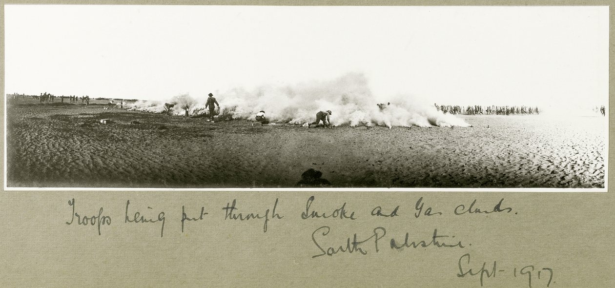 Troupes traversant la fumée et le nuage de gaz, Palestine du Sud, septembre 1917 - Capt. Arthur Rhodes