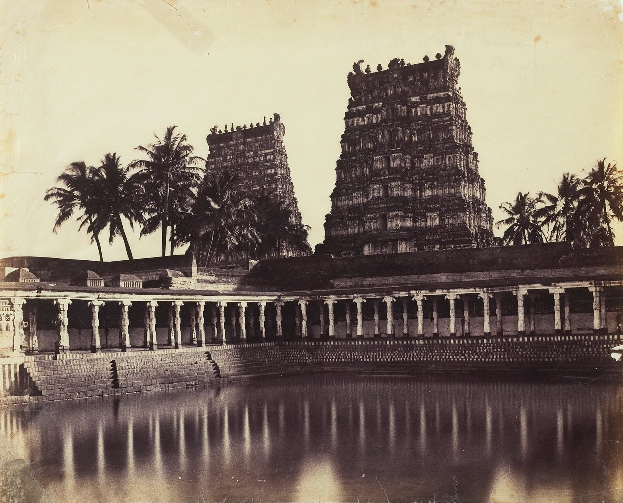Madurai. La Grande Pagode, Mootoo Alaghur et East Gopurum depuis le réservoir - Linnaeus Tripe
