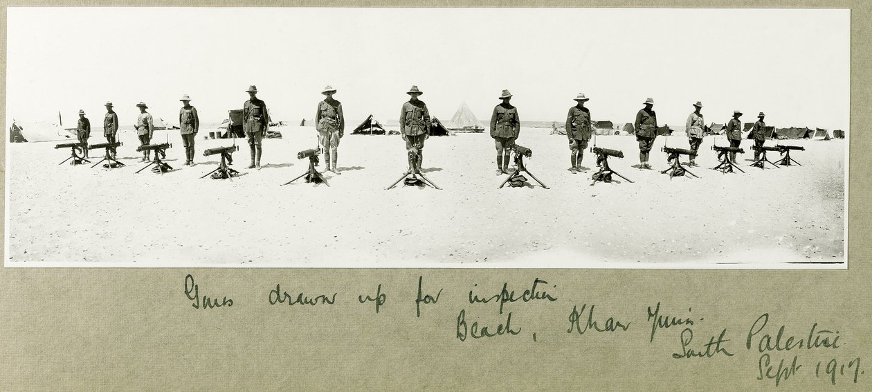 Armes alignées pour inspection sur la plage, Khan Yunis, septembre 1917 - Capt. Arthur Rhodes