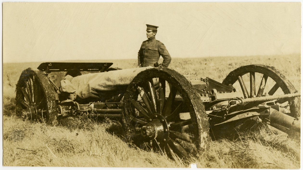 Photographie sépia horizontale montrant un homme en uniforme à côté d
