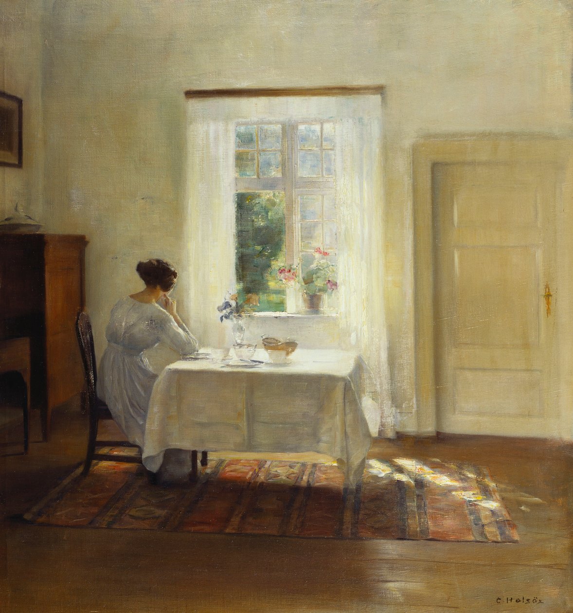 Une femme assise à une table près d