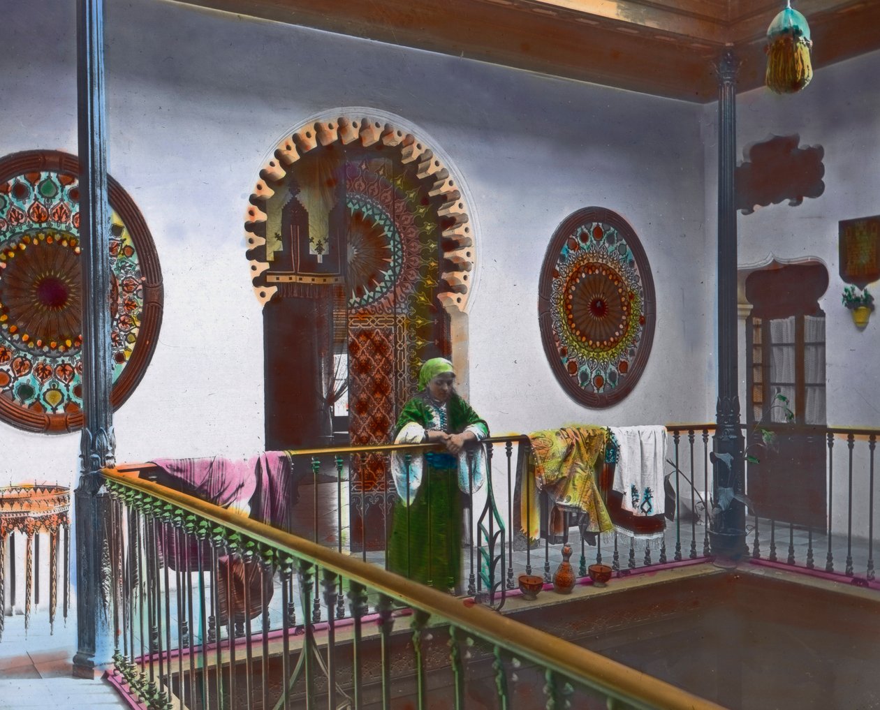 Nord du Maroc, femme marocaine dans une galerie, image date : vers 1910. Carl Simon Archive - Carl Simon