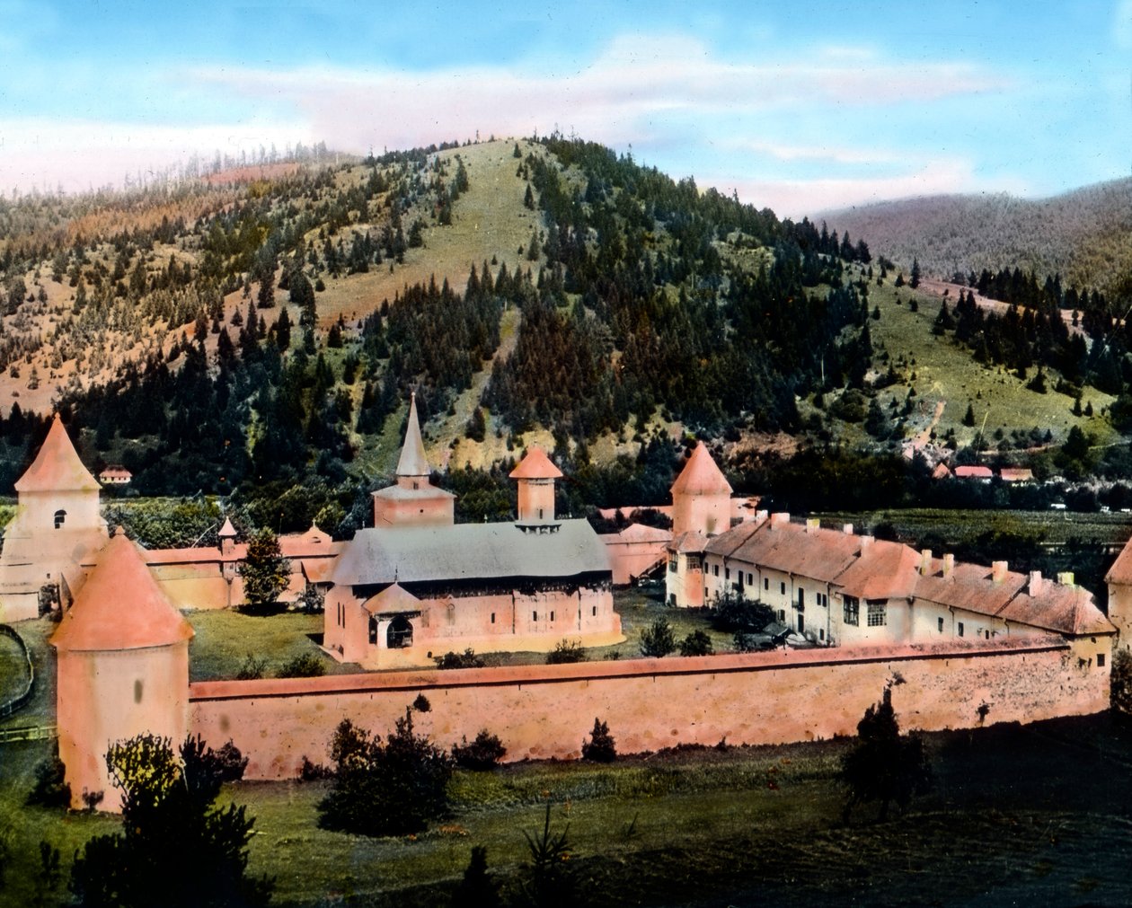 Roumanie, Bucovine, monastère de Sucevita dans la vallée du ruisseau Sucevita, vers 1920 - Carl Simon