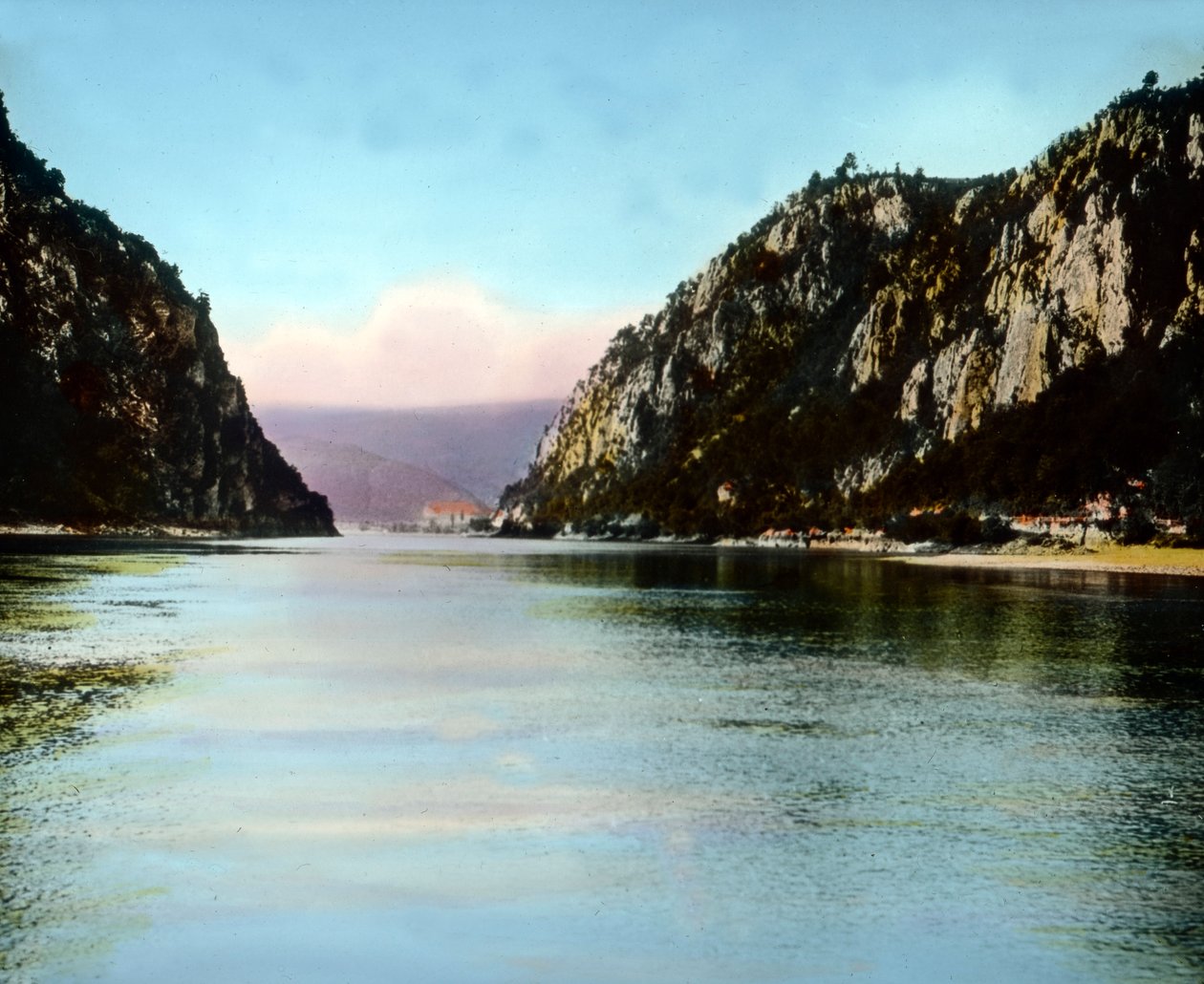 Roumanie, les Portes de Fer, une gorge sur le fleuve Danube, date de l