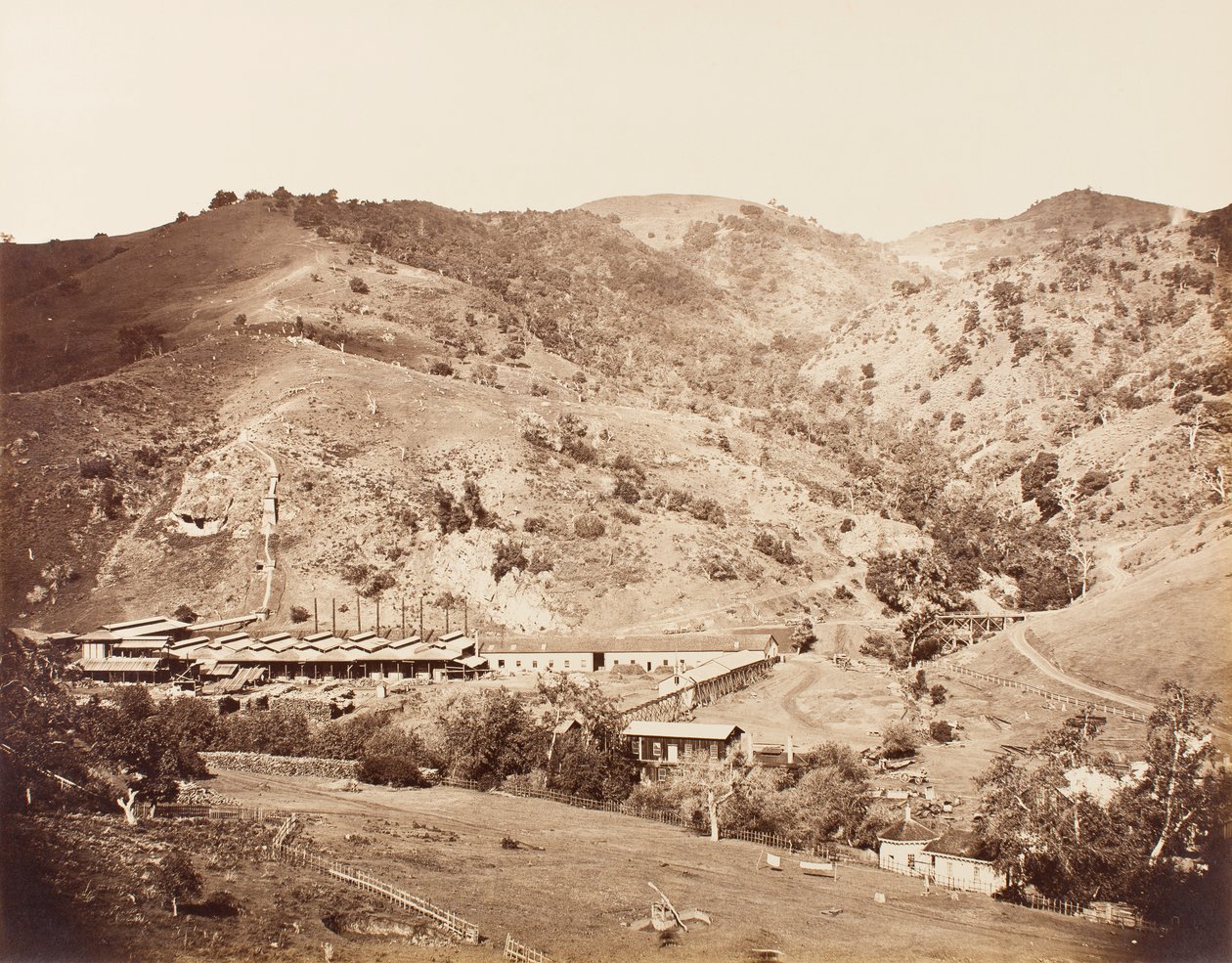 Les Travaux et la Mine, New Almaden, Santa Clara, Californie - Carleton E. Watkins