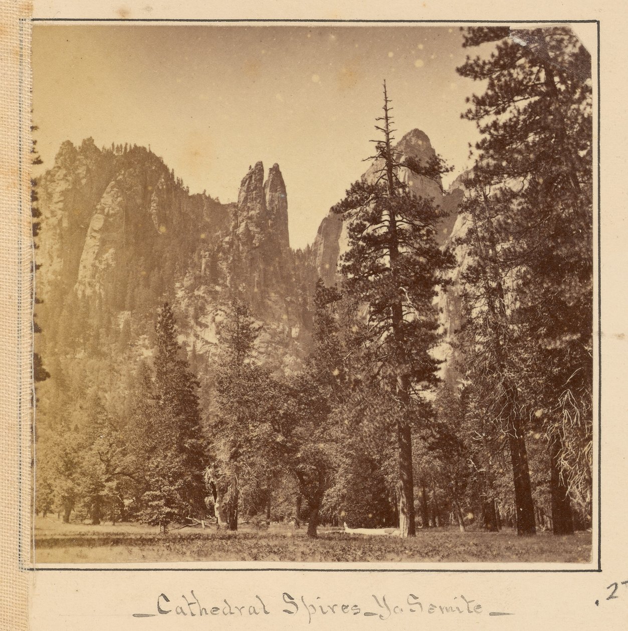 Les flèches de la cathédrale, 2 200 pieds - Carleton Watkins