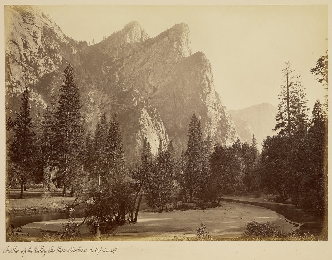 Plus haut dans la vallée. Les Trois Frères, le plus haut culminant à 3 830 pieds. - Carleton Watkins