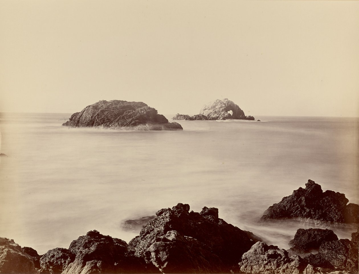 [Les rochers aux phoques vus depuis la pointe] - Carleton Watkins