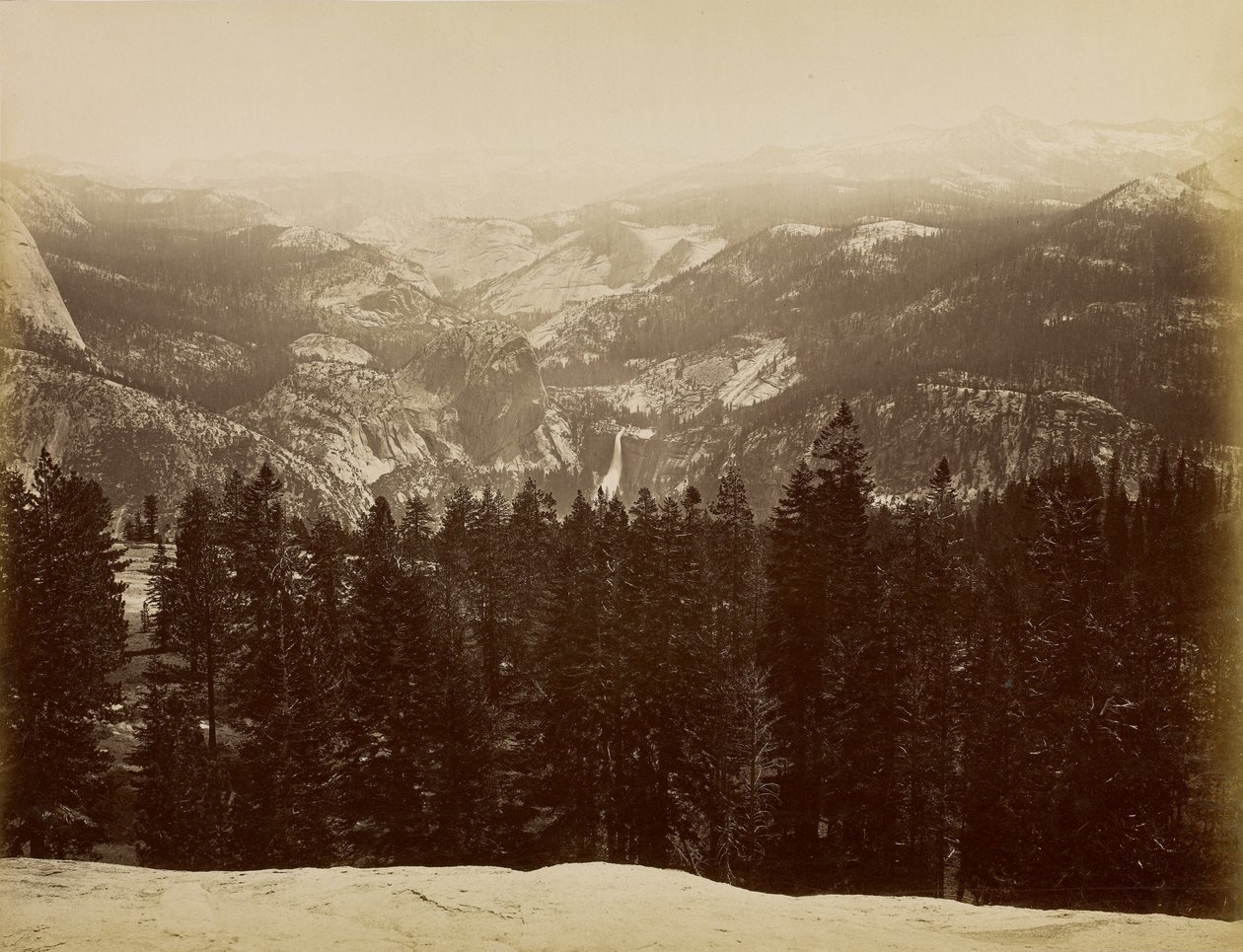 Le groupe Lyell et la chute Nevada depuis Sentinel Dome - Carleton Watkins
