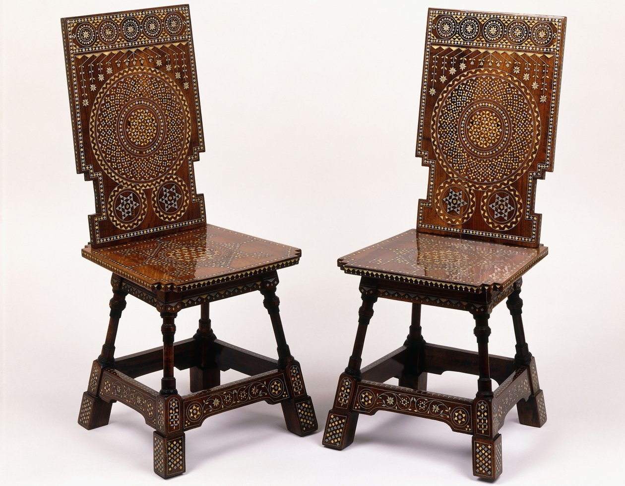 Une paire de chaises en acajou avec décoration florale incrustée d