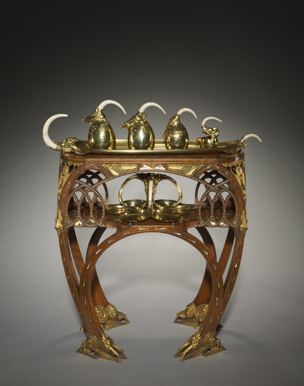 Plateau avec pot à crème, sucrier couvert, théière, pot à eau chaude et plateau, exécuté par Adrien-Aurélien Hebrard, et table, c.1907 - Carlo Bugatti
