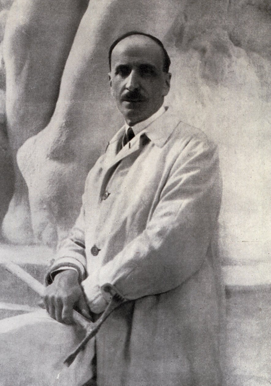 Portrait en trois-quarts du sculpteur Edoardo Rubino avec un marteau à la main. En arrière-plan, une sculpture peut être distinguée - Carlo Gherlone