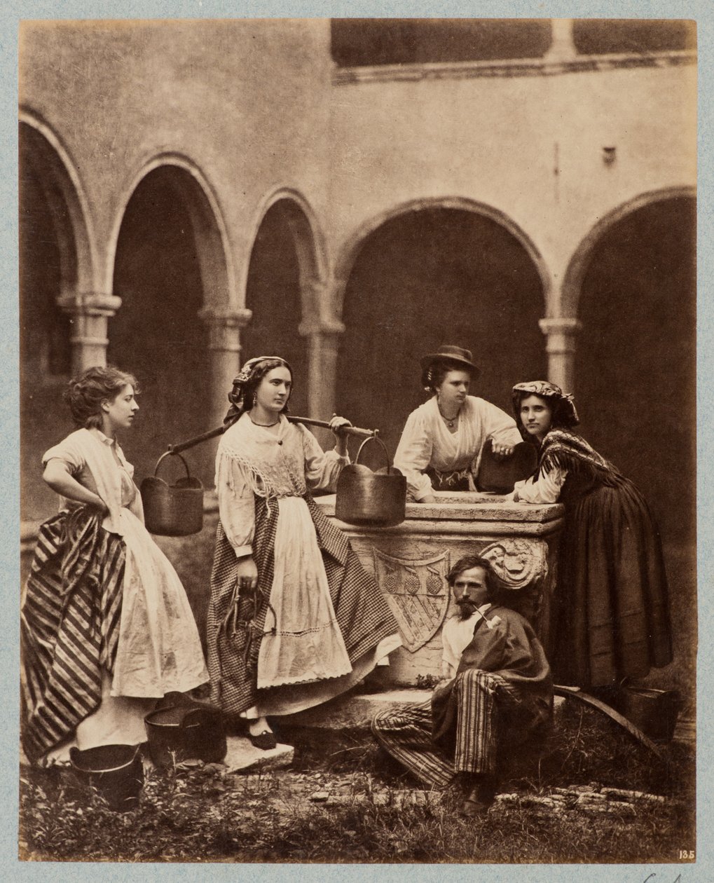 Figures au puits, cloître de San Giobbe, Venise (Donne al Pozzo, Chiostro di San Giobbe, Venise) - Carlo Naya