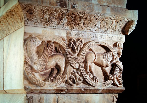 Chapiteau avec sculptures d