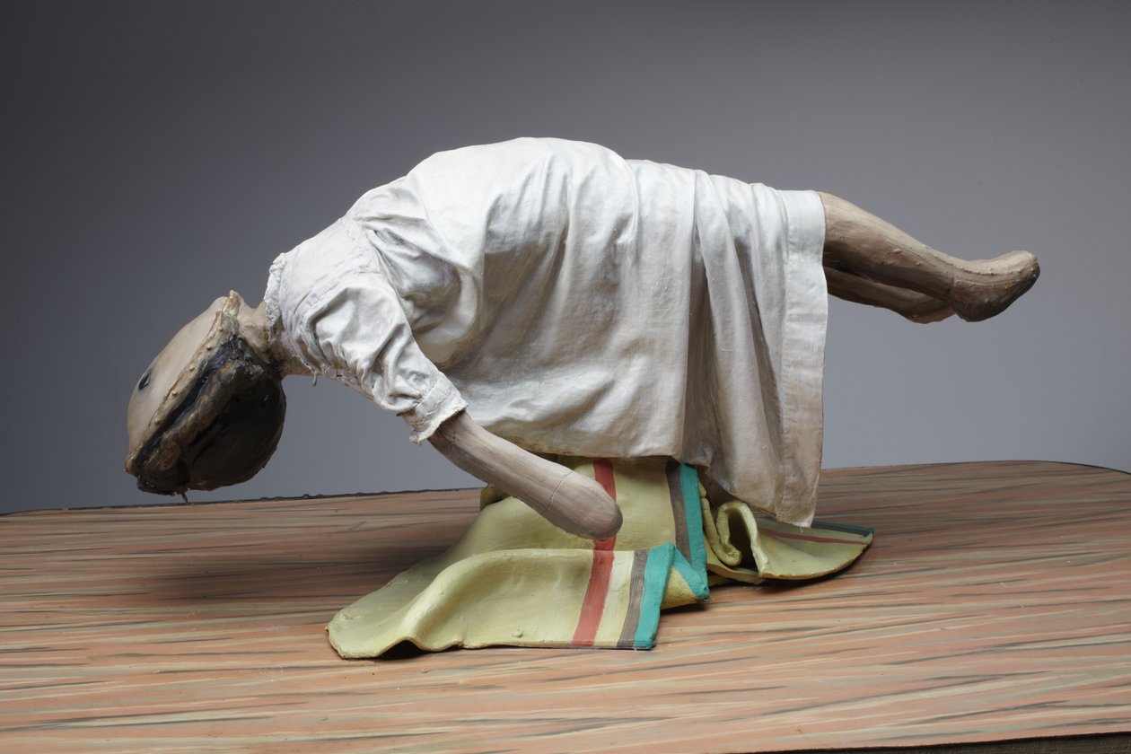 Poupée en lévitation, 2010 (bois, acier, argile, tissu, linoléum, peinture) - Cathie Pilkington