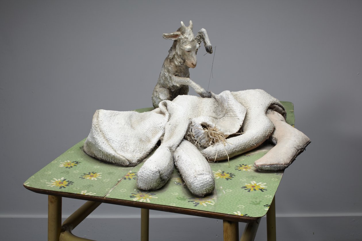 Mère, 2010 (bois, couverture, paille, argile, lino, acier, peinture) - Cathie Pilkington