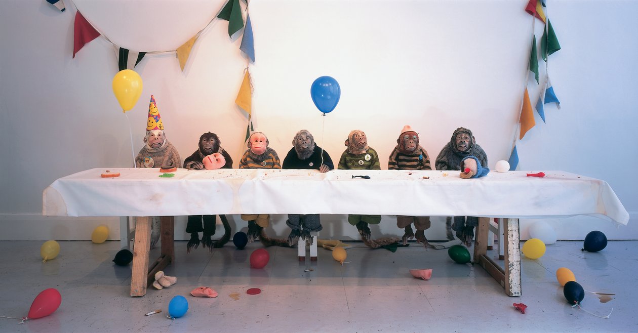 Singerie, 2004 (jesmonite, fourrure, laine, bois, accessoires de fête) - Cathie Pilkington
