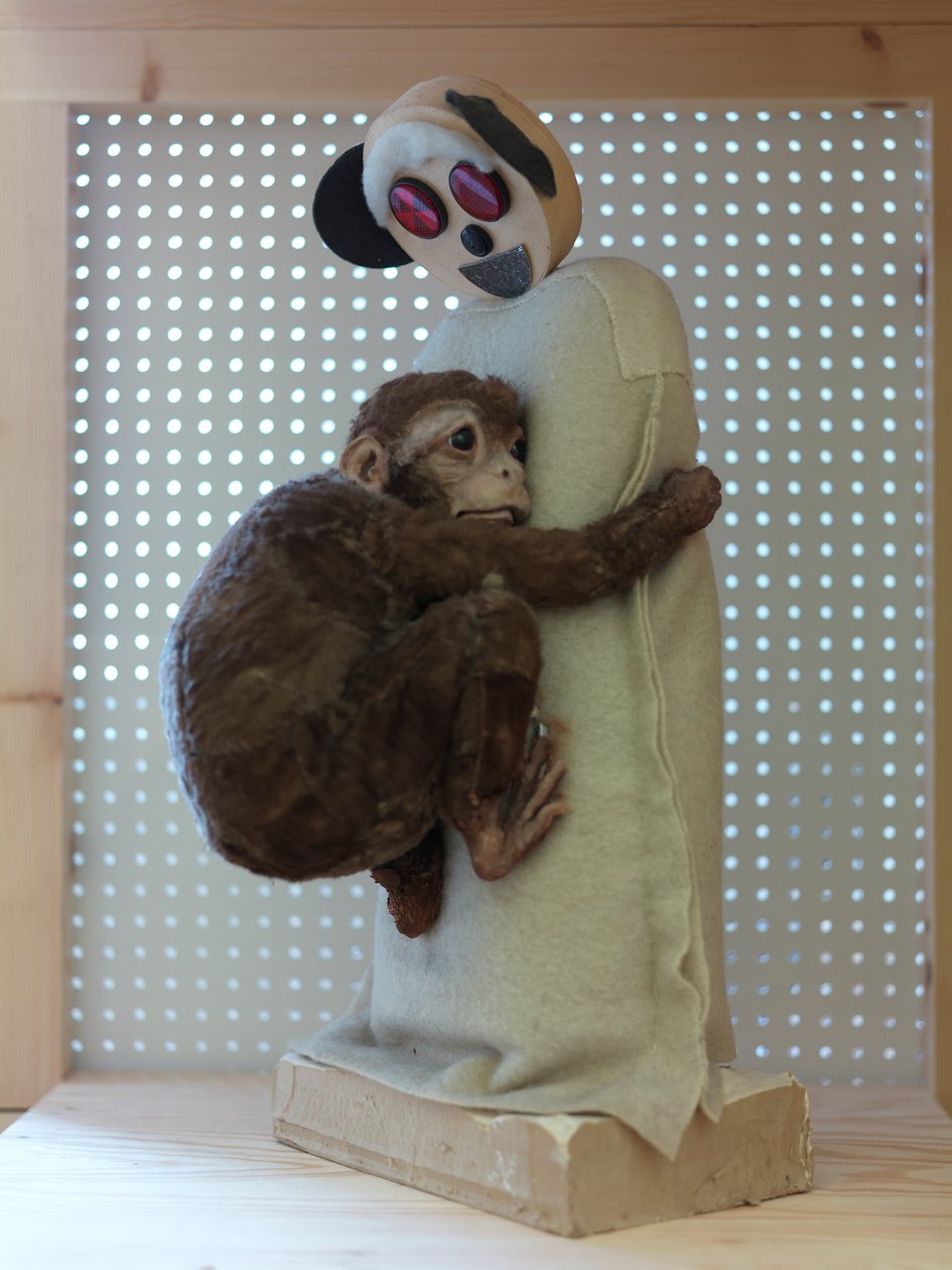 Surrogate, 2007 (jesmonite, peinture, fourrure, couverture en laine, boîte à fromage, réflecteurs, plâtre) - Cathie Pilkington