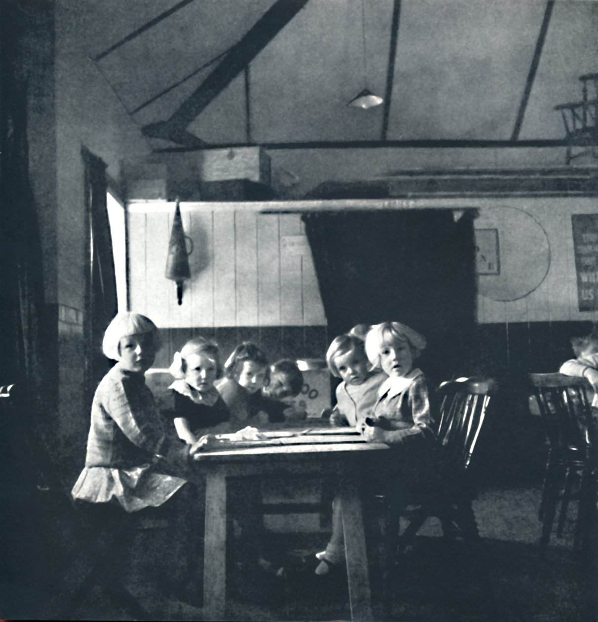 Leçons pour les enfants de Londres dans la salle du village, 1941 - Cecil Beaton