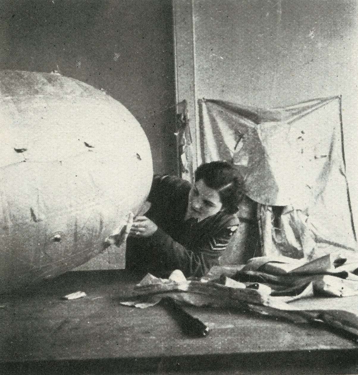Réparation des ballons de barrage, vers 1943 - Cecil Beaton