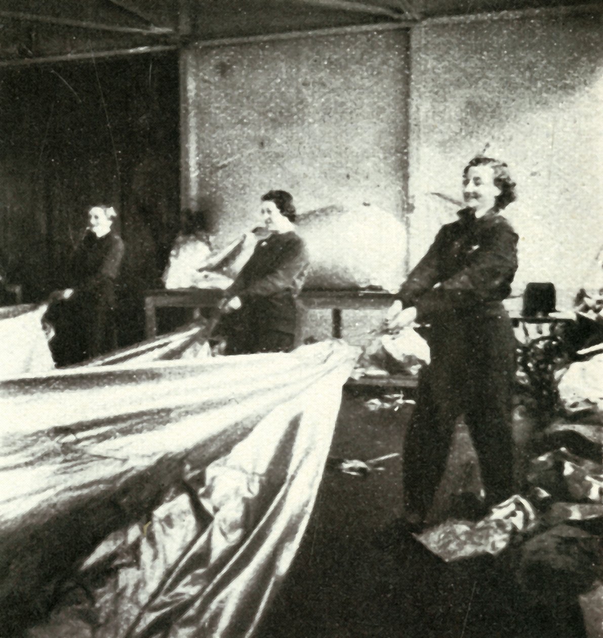 Réparation des ballons de barrage, vers 1943 - Cecil Beaton