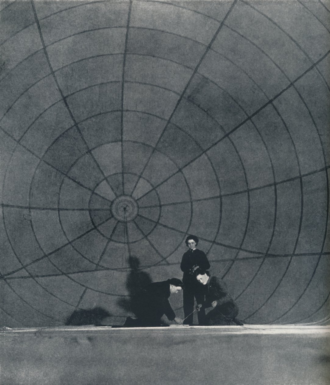 Le web WAAFS travaillant sur un ballon, 1941 - Cecil Beaton