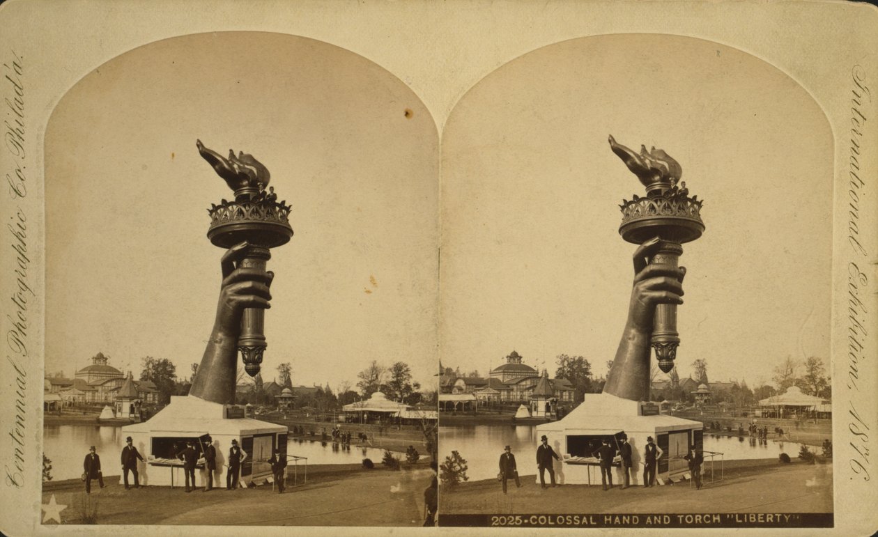 Main colossale et torche de la "Liberté" exposées à l