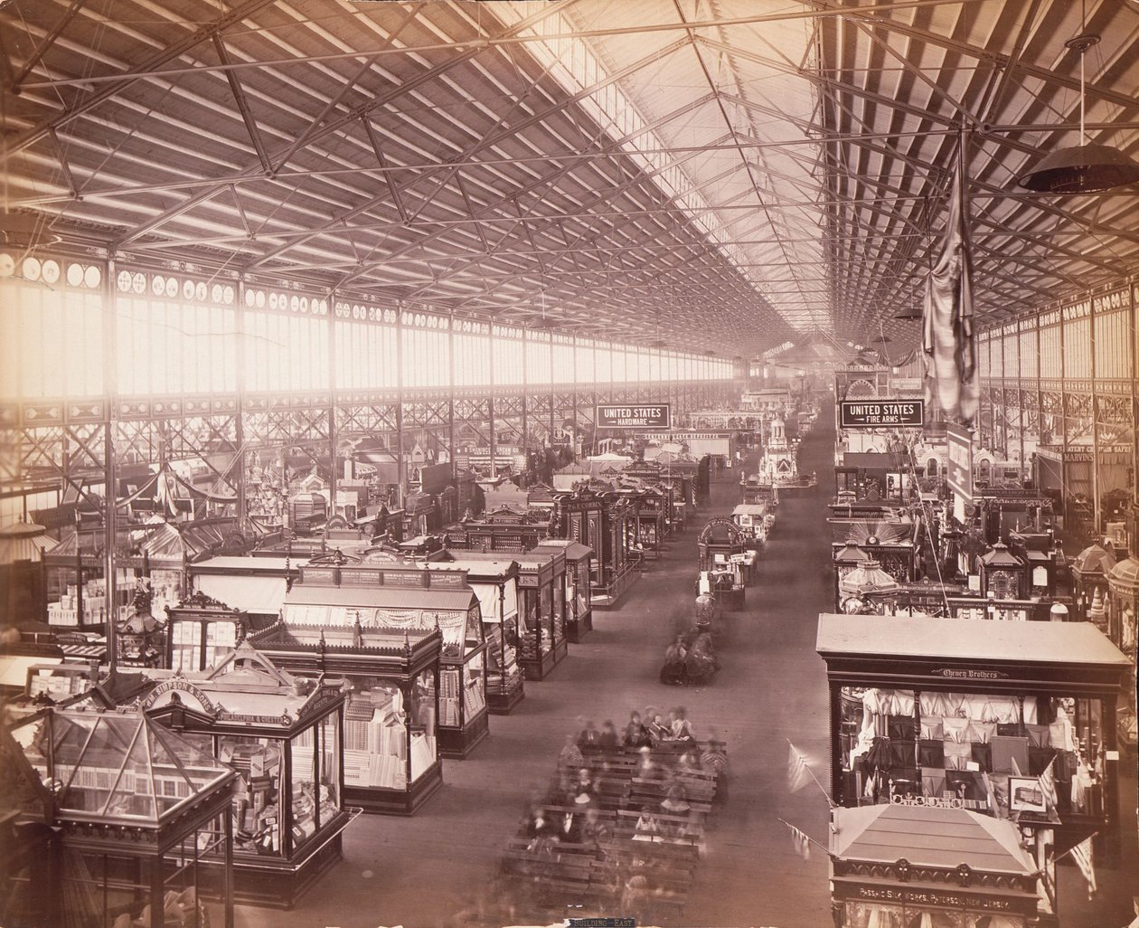 Bâtiment principal, de la galerie est, Exposition du Centenaire, Philadelphie - Centennial Photographic Co.