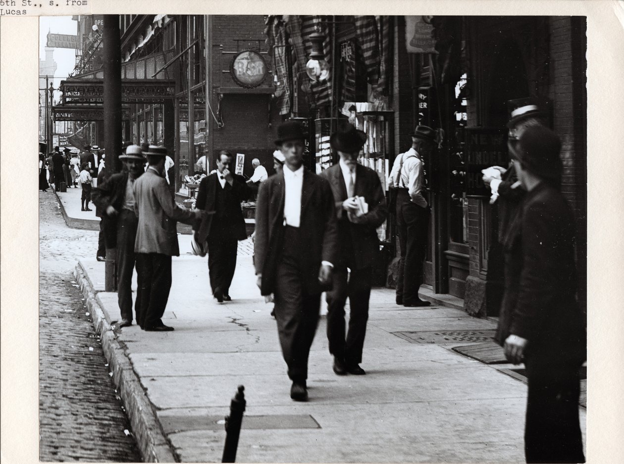 Piétons sur le trottoir devant le New Lindell Hotel et la Fellhauer Wine shop au 705 6th Street et 707 6th Street - Charles Clement Holt