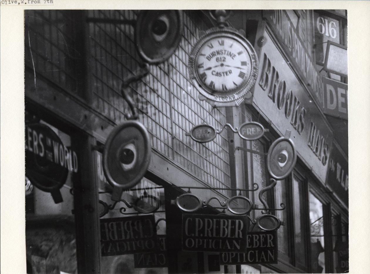 Enseignes pour C.P. Reber Opticien, Burnstine Caster Clocks et Brooks Hats le long de leurs devantures de magasin au 612-614 Olive Street - Charles Clement Holt