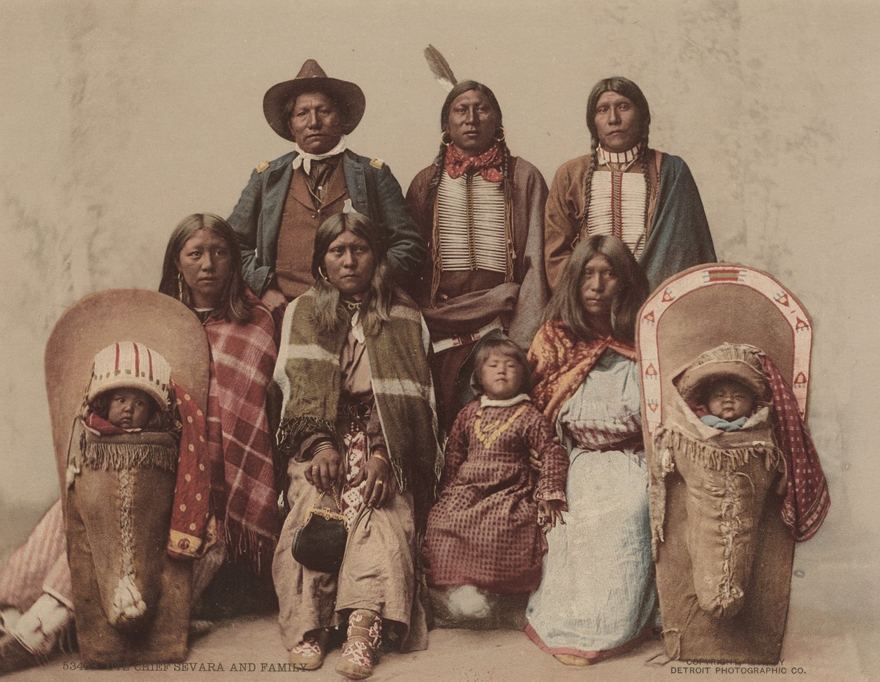 Chef Ute Severo et sa famille, c. 1885, publié en 1899 (photo) - Charles A. Nast