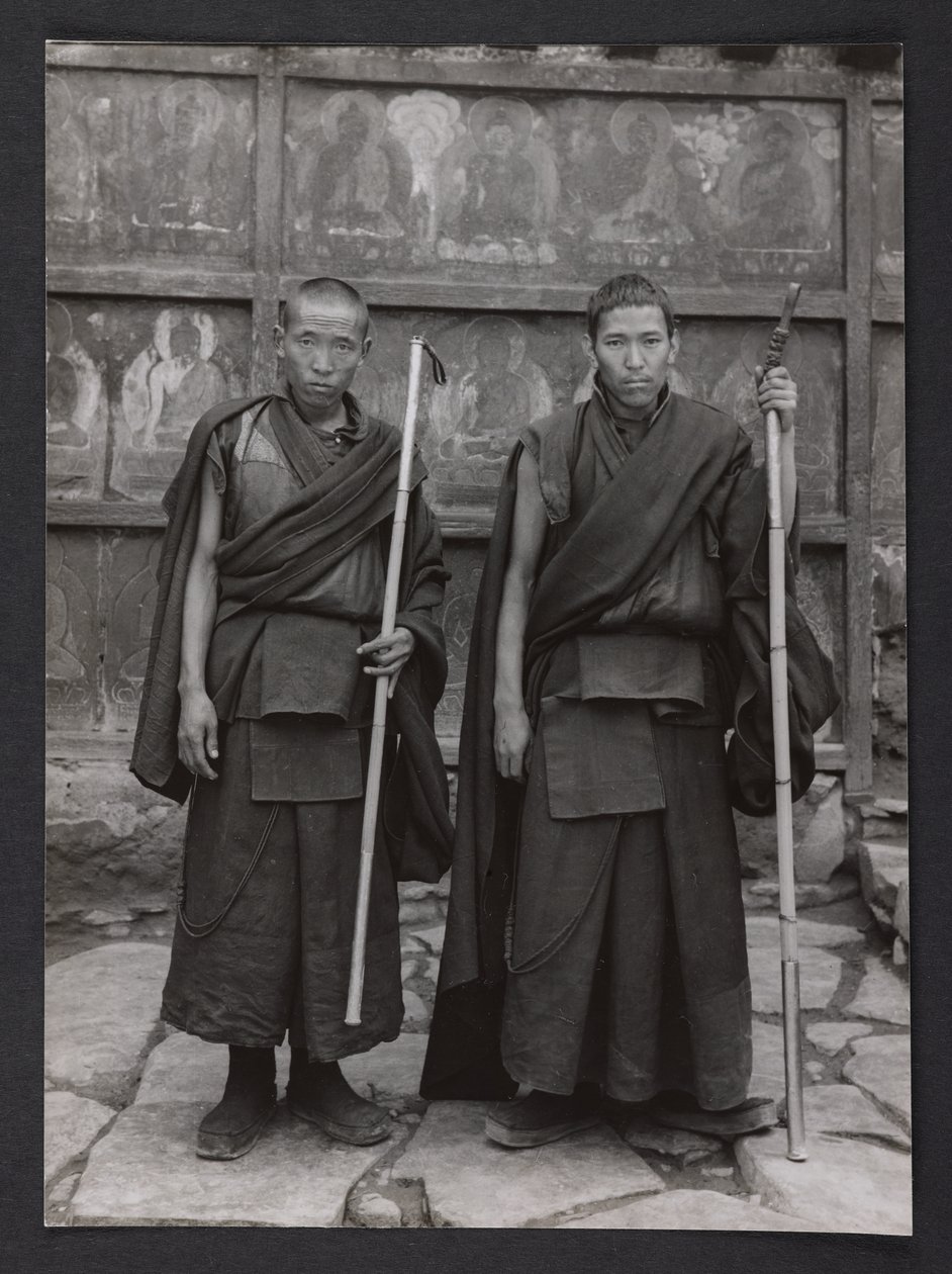 Deux dob-dobs, ou moines combattants, tenant leurs bâtons - Charles Alfred Bell