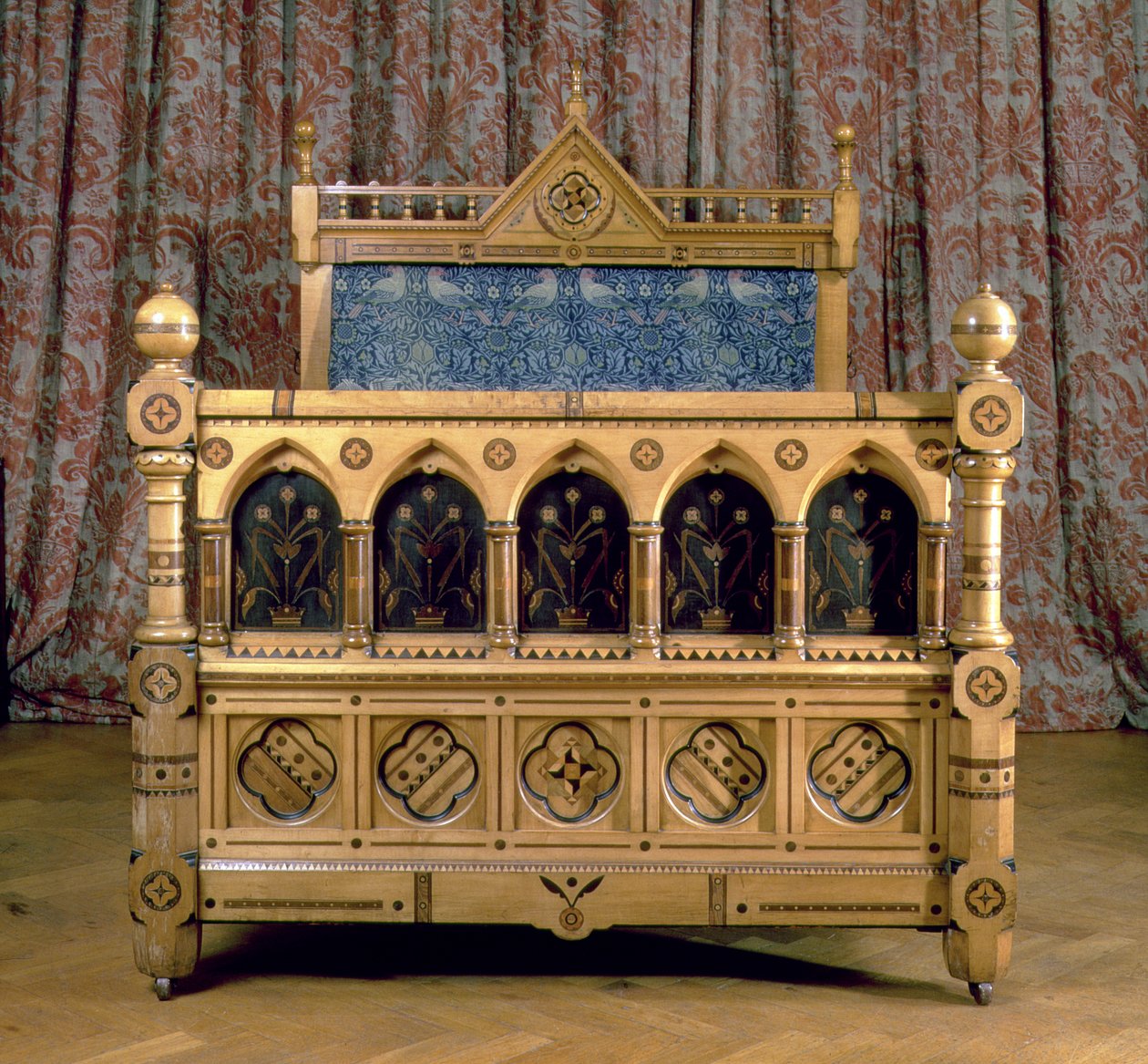 Lit incrusté de style néogothique avec tête de lit rembourrée, fabriqué par Marsh & Jones, vers 1866 (bois) - Charles Bevan