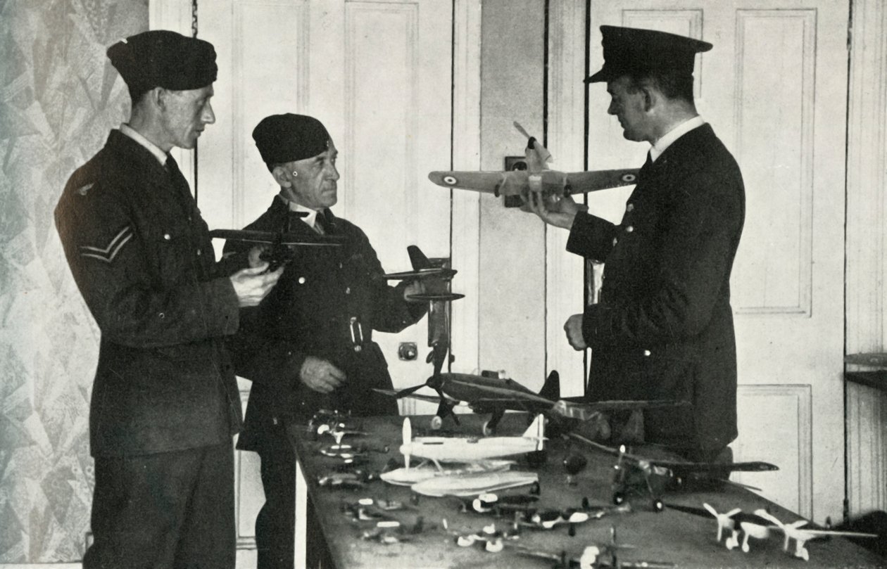 Personnel de la RAF apprenant à identifier les avions pendant la Seconde Guerre mondiale, 1941 - Charles Brown