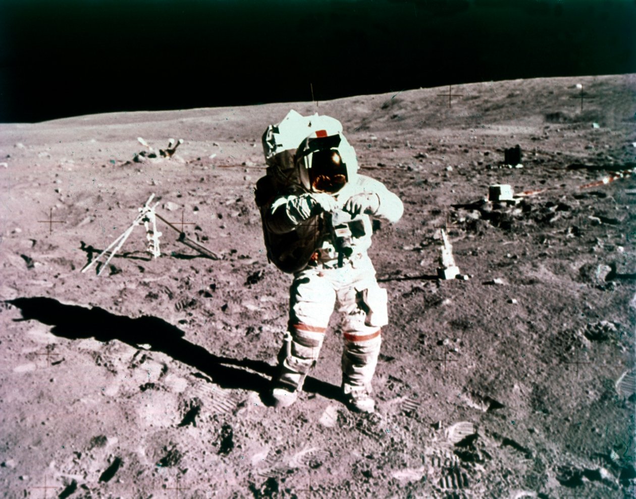 Astronaute John Young sur la surface lunaire, mission Apollo 16, 21 avril 1972 - Charles Duke